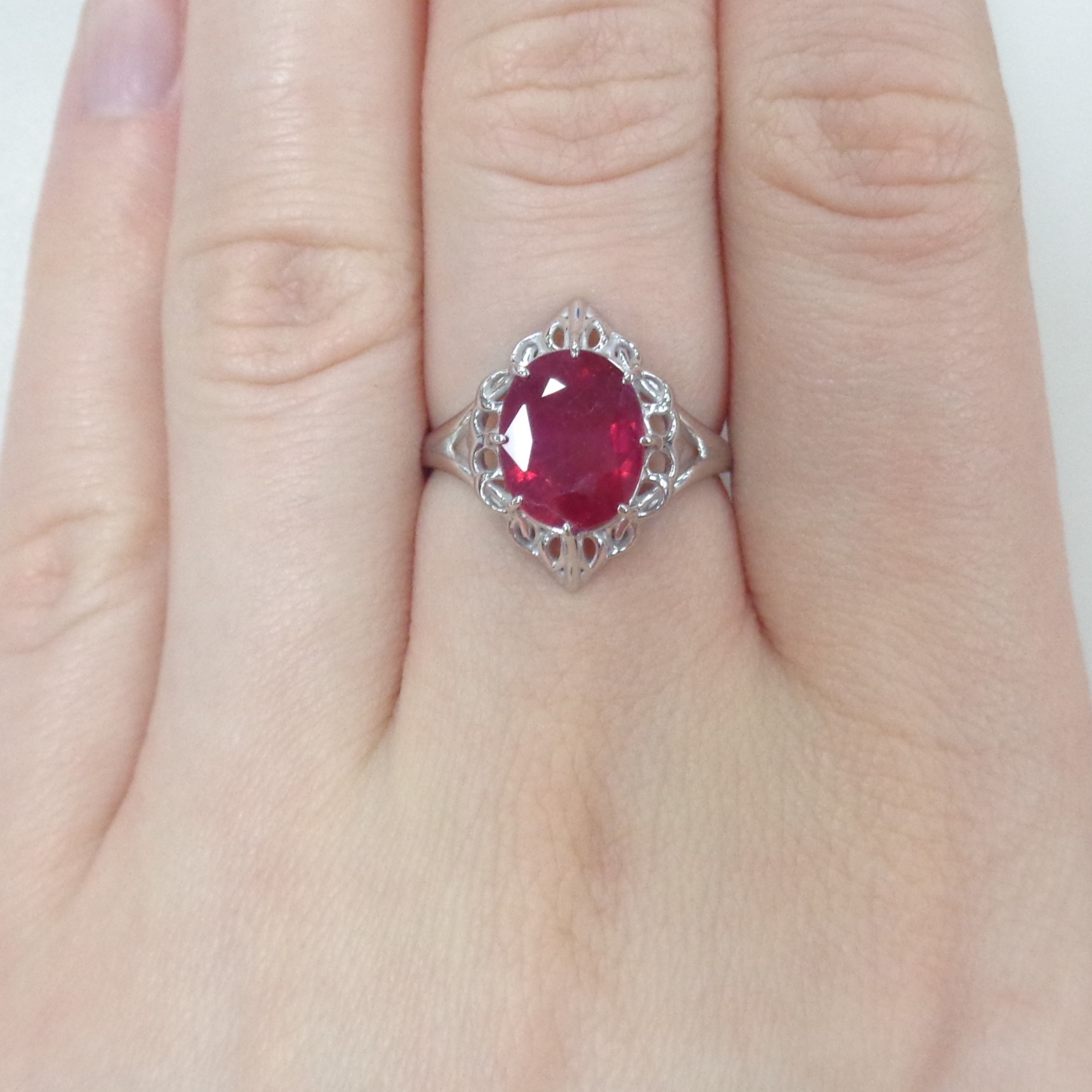 Кольцо из белого золота с рубином